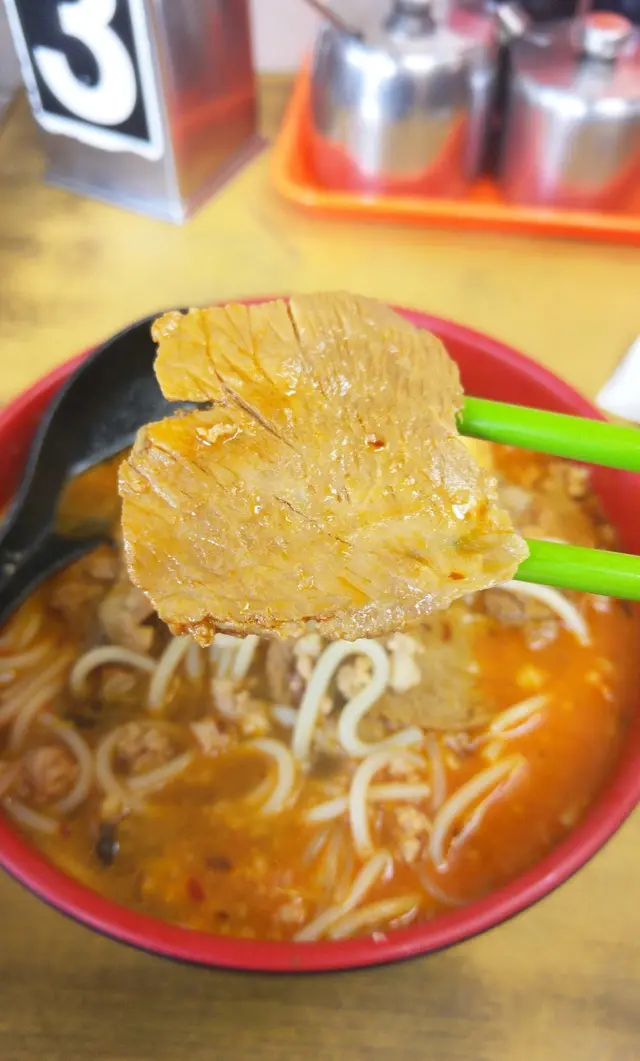 腩肉是腍軟且入味, 還有點嚼勁, 加上湯汁的帶動更加香口