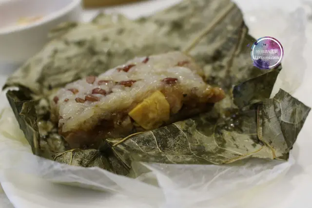 米黏，蛋黃與雞肉柴硬無味