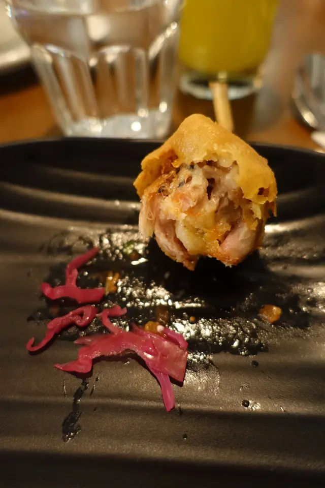 雞肉與蝦肉混合起來，前者肉質滑而多汁，後者爽口彈牙