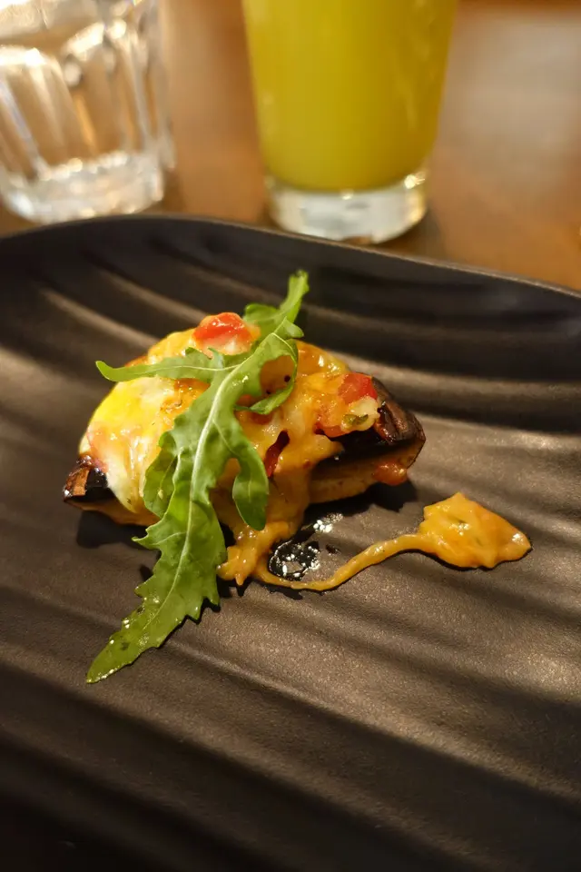 大啡菇肉厚多汁！芝味濃郁，與蕃茄莎莎配搭之下更加滋味無窮！