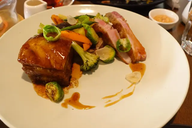 以迷你椰菜、西蘭花、甘筍、法邊豆作點綴，顯得美輪美奐！