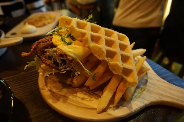 芝士軟殼蟹窩夫漢堡