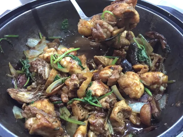 送到過嚟熱辣辣，真係好正！！ 雖然我哋冇叫到辣，但係呢個汁已經好惹味，有好多雞同豆卜，啱晒我哋，食唔停口，推介！！