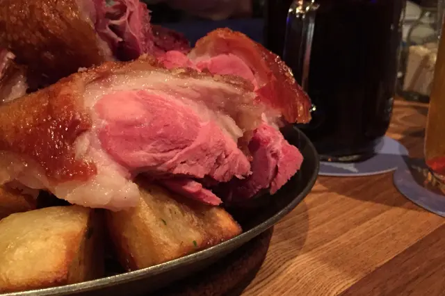 德國脆皮燒豬肘配酸椰菜及薯仔