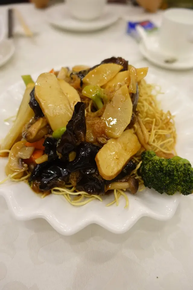 包括：紅蘿蔔、白果、竹笙、冬菇、蘑菇、豆腐乾…口感豐富！