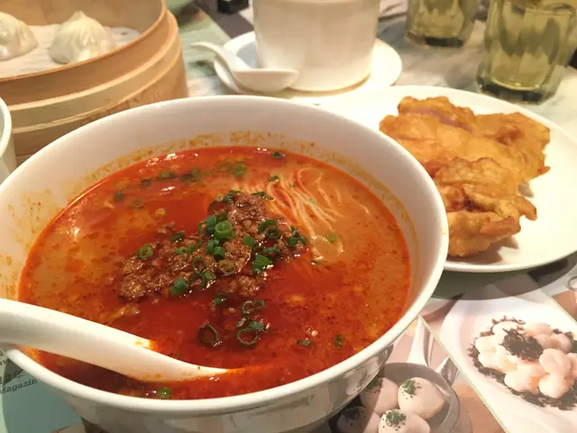 沒有擔擔面應有的花生香味，湯底太油而且太辣