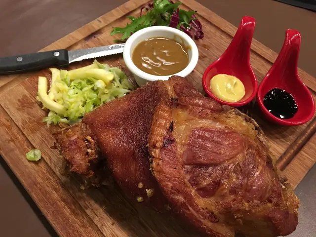 焗咸豬手配酸椰菜