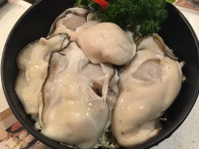 一份有四、五隻「巨型」桶蠔,每隻都有一隻手掌咁大✋🏻。
只睇貝柱就有成粒波子咁大,就知道桶蠔絕對唔惹小😏!