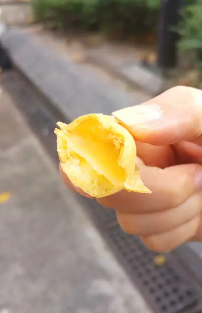 這兒的雞蛋仔跟一般厚粉腍身雞蛋仔不同, 這是空心的