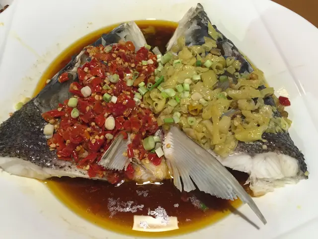 送到上嚟原來咁大份,魚頭鋪滿兩種唔同嘅辣椒,魚肉好滑非常香同新鮮,完全冇腥味,個汁都係重點,撈飯食勁正!! 好味!! 必食!!