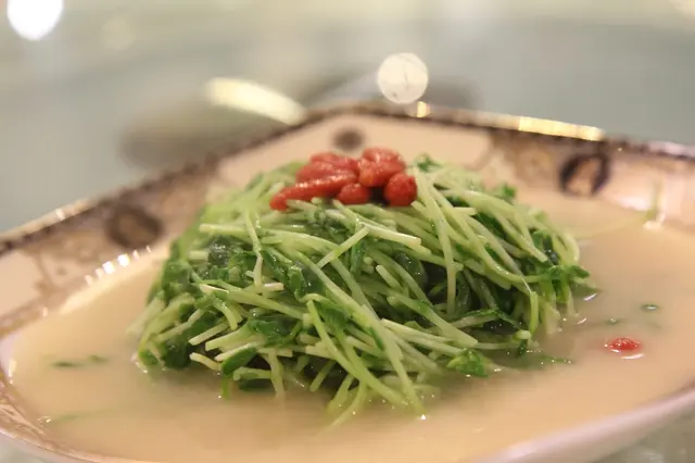 魚湯浸碧綠溫室菜苗