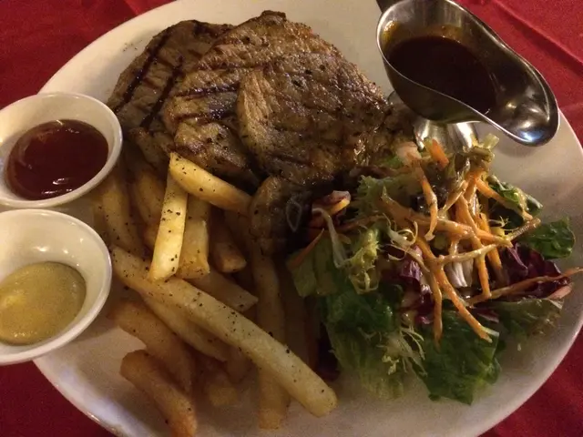 份量比預期多，有三塊，炭烤味不太重！但肉質鬆軟。