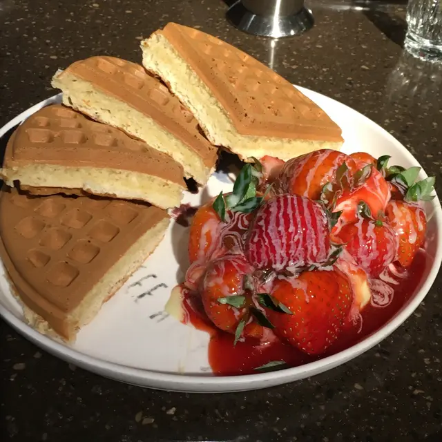 草莓冰淇淋鬆餅