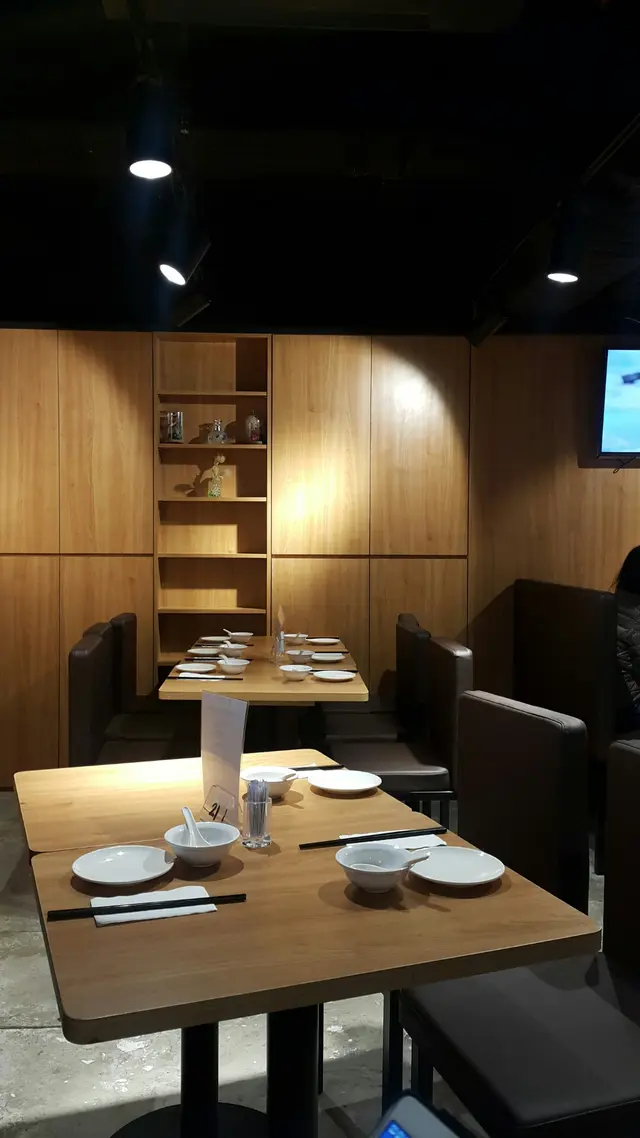 坐位有長枱，卡位，圓枱，木質枱配深啡的椅，傳一好看。