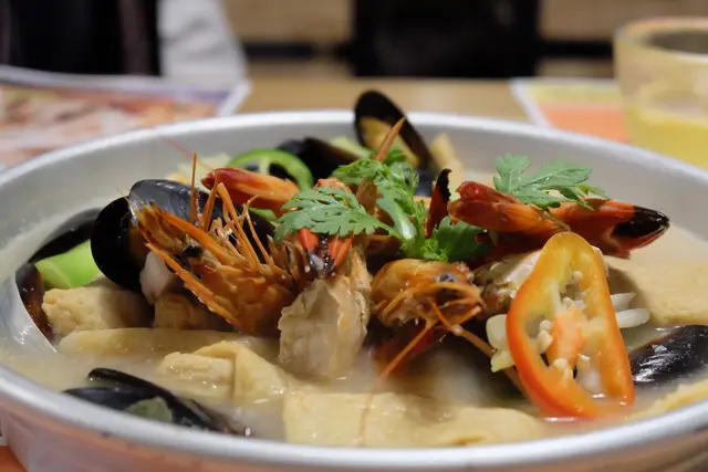 清淡魚糕湯 最近愛上左飲湯之後 差唔多隻隻湯都好鍾意飲 佢唔會太味精飲完之後嘅一個鐘都冇勁口渴 但係要趁熱飲 因為如果怕聲嘅人凍左會覺得好難飲 湯味道好清淡 但味道好夠 唔會話一清淡就冇味 因為佢本身加左海鮮來整 所以好鮮甜不錯的