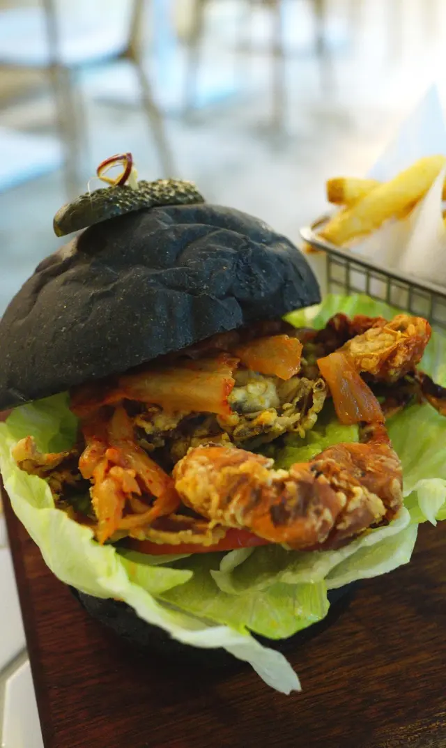 軟殼蟹泡菜竹炭漢堡配薯條