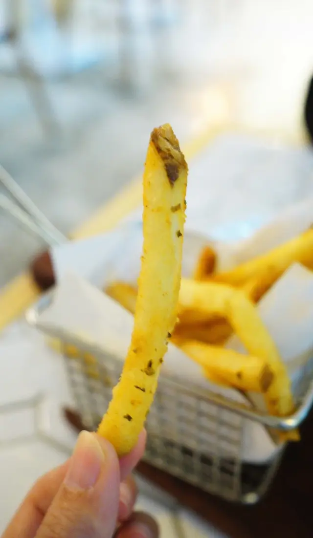 軟殼蟹泡菜竹炭漢堡配薯條