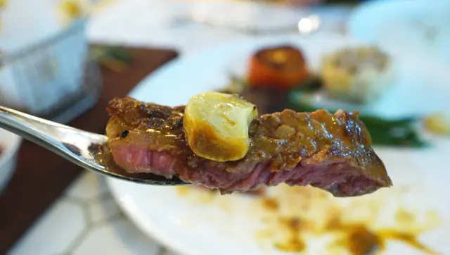 烤美國安格斯牛肉眼扒配迷迭香汁