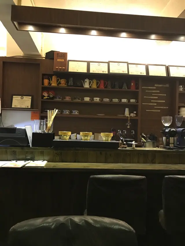 店內充斥着香濃的咖啡香味，環境清靜，燈光柔和，與木製的家具十分相襯，給人一種身在異國旅遊的休閒感。