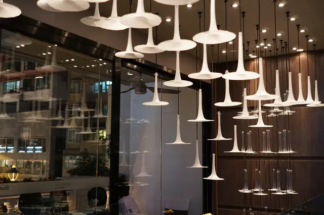 二樓的用餐區域不大,天花上垂吊着富現代感的吊燈