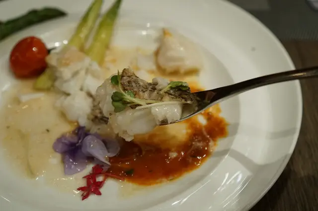 配杏仁輕泡沫很能突顯牙魚柳自身的優點