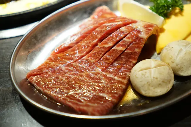 骨邊肉香較為濃厚,而且佈滿大理石紋的油花