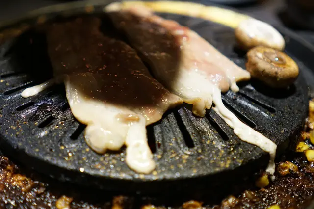 在顧以失彼之下,烤好的五花肉幾乎嘗不出蜜味