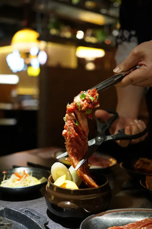 別看甕醃小小的,內裏竟藏着兩條長長的五花肉,論價錢而言相當抵食。