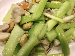西芹腰果鸡丁