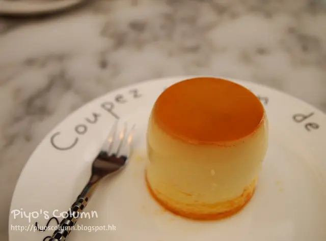 造型的骰可愛，雞蛋布丁夠滑溜。下層芝士蛋糕輕盈唔搶，成件事好夾。