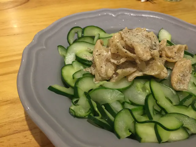 花膠當然不算得上厚身,但爽滑有咬口。而且凍食的花膠比較少見,配上芝麻醬和黑松露,確實一個新鮮配搭!不得不提,連青瓜都處理得宜,爽口清甜!