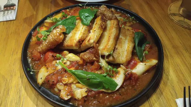 脆皮豚肉配胡椒番茄汁