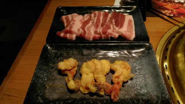 黑毛豬腩肉(上) 蛋包蝦(下)