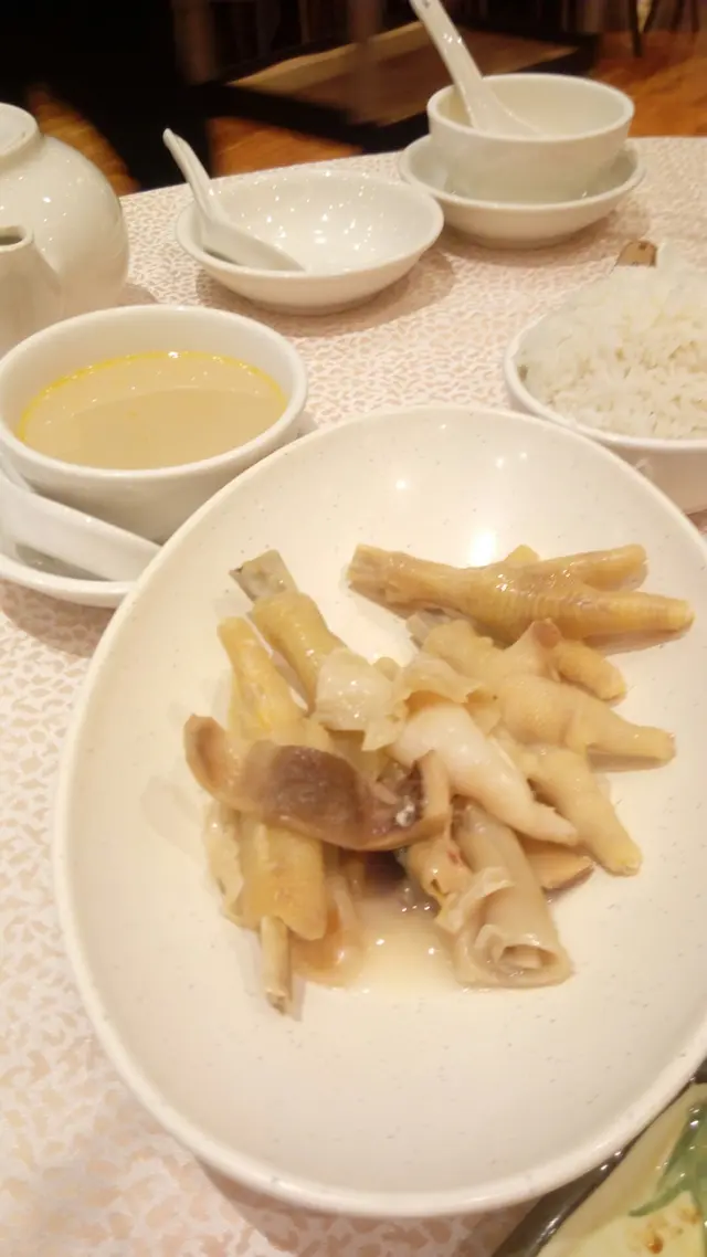 說好的煲雞呢？如果煲雞腳都可以代替煲雞的話。。。