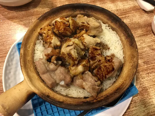 肉排滑雞煲仔飯