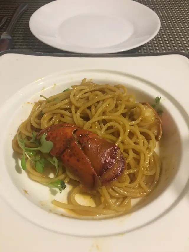 法國藍龍蝦燴意粉，每條意粉都掛上蝦汁，好味！藍龍蝦鮮甜！