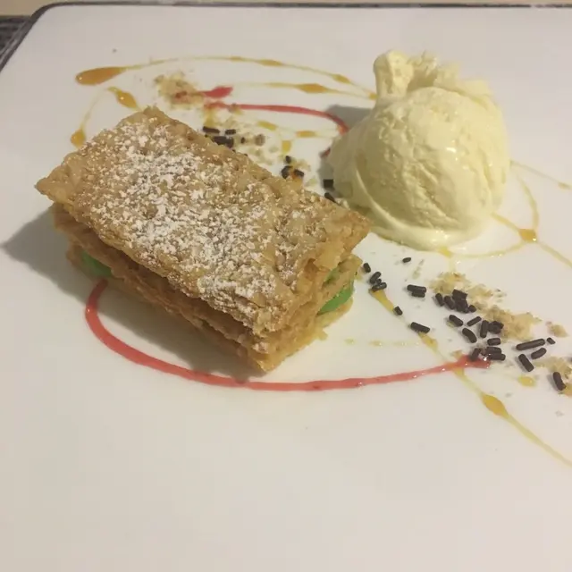 綠茶拿破侖，酥皮仍是脆的，綠茶味可以再濃一點更好