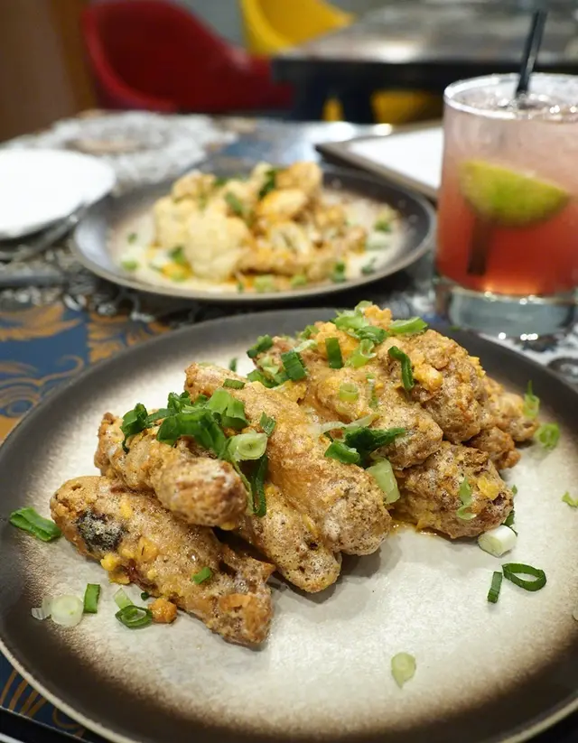 Deep-fried chicken wings