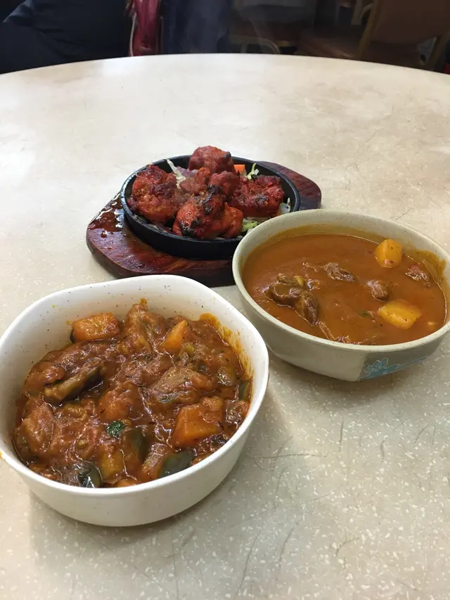 烤雞鐵板上，香噴噴。醃得好入味，雞肉夠彈性又軟熟，推薦！土豆和茄子咖喱及咖哩牛腩都是Masala咖哩，兩者都用上大量番茄烹調，所以很開胃。前者的茄子融合着咖喱汁的味道在嘴裏化開，變成濃稠的醬汁，送飯一流；咖喱牛腩的醬汁則更為惹味，而牛肉炆得很淋及有彈性，適合食肉獸！