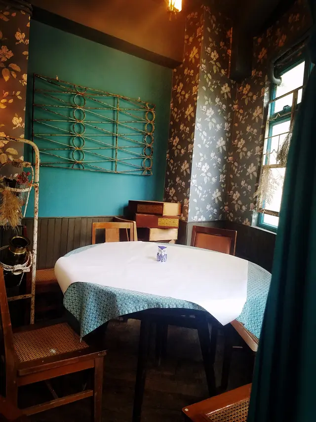 碎花的牆紙, 好像繾綣於粵語片的年代