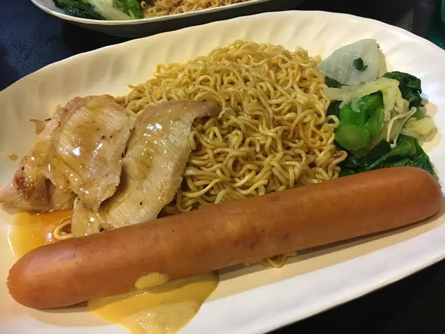 辣腸豬頸肉撈麵