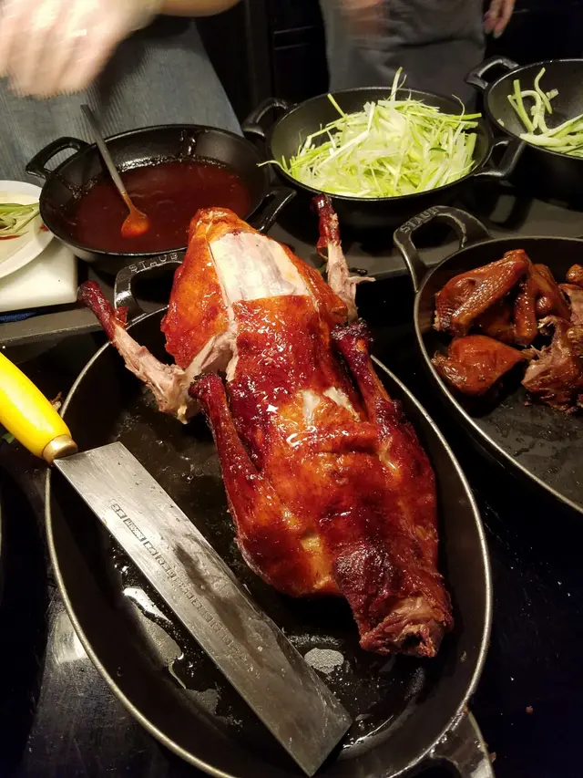 像酒樓宴會中的片皮鴨但勝在d包鴨用既麵皮即場由蒸籠拿出來再即切一大塊鴨皮再包蔥醬,見到滿滿的肉汁流出來,太讚了,但一次只能拿一塊太過份了。。好吃~