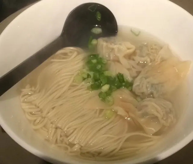 菜肉雲吞拉麵