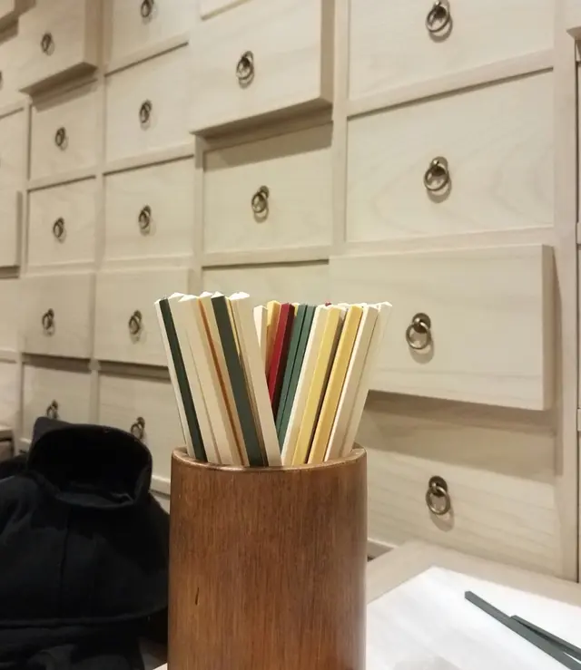 雖然只是普通塑膠筷子，但也刻意地用上了彩色繽紛的產品，增添趣味。