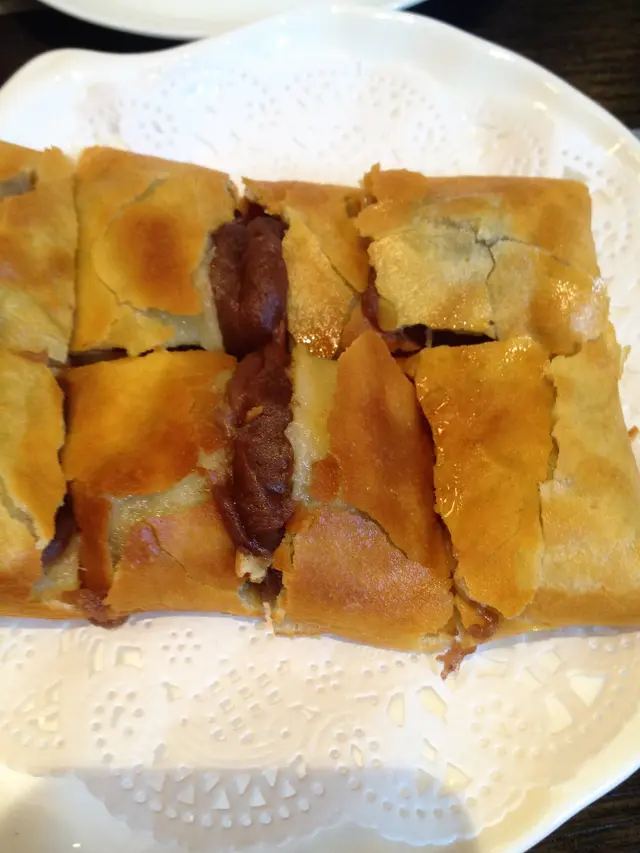 外皮很香脆, 內裡的豆沙濃郁, 味厚.