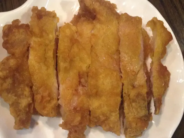 排骨外面的脆槳很特別, 竟然是咖哩味, 但排骨是真的煎至熟, 不似一般茶餐廳般用梳打粉醃製過令排骨咬落軟身.