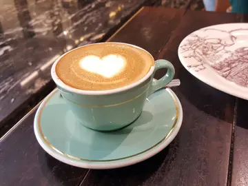 FLAT WHITE