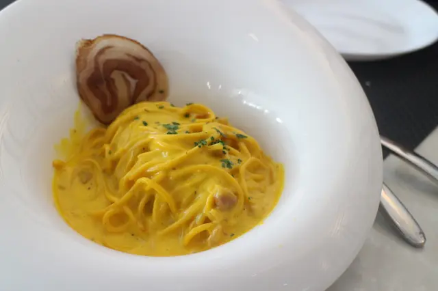 傳統手造卡邦尼意粉幼麵及自家風乾火腿 (Traditional Carbonara with Crispy Homemade Pancetta)