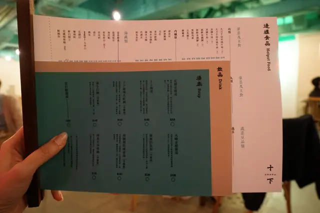 鍋料、湯底由友人發辦,肉類、海鮮、丸子、豆品以外,陳皮魚蛋、銀針粉更是每桌必點