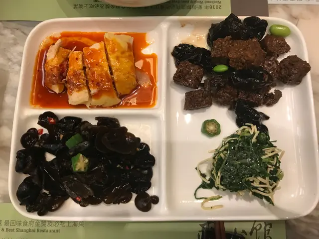 上左:口水川雞    上右: 四喜烤麩
下左:涼泮木耳    下右: 馬蘭豆腐
份量少，味道普通，唯馬蘭豆腐較特別，但怕"草青"味則不建議叫

